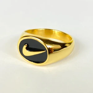 Nike ring - Säljer denna superfina Nike ring i guld som köptes för 500💕köpare står för frakt. Inga defekter😍Paris kan diskuteras 