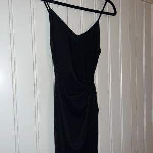 Zara klänning som är twistad i midjan. Storlek xs.  Köparen står för frakt.