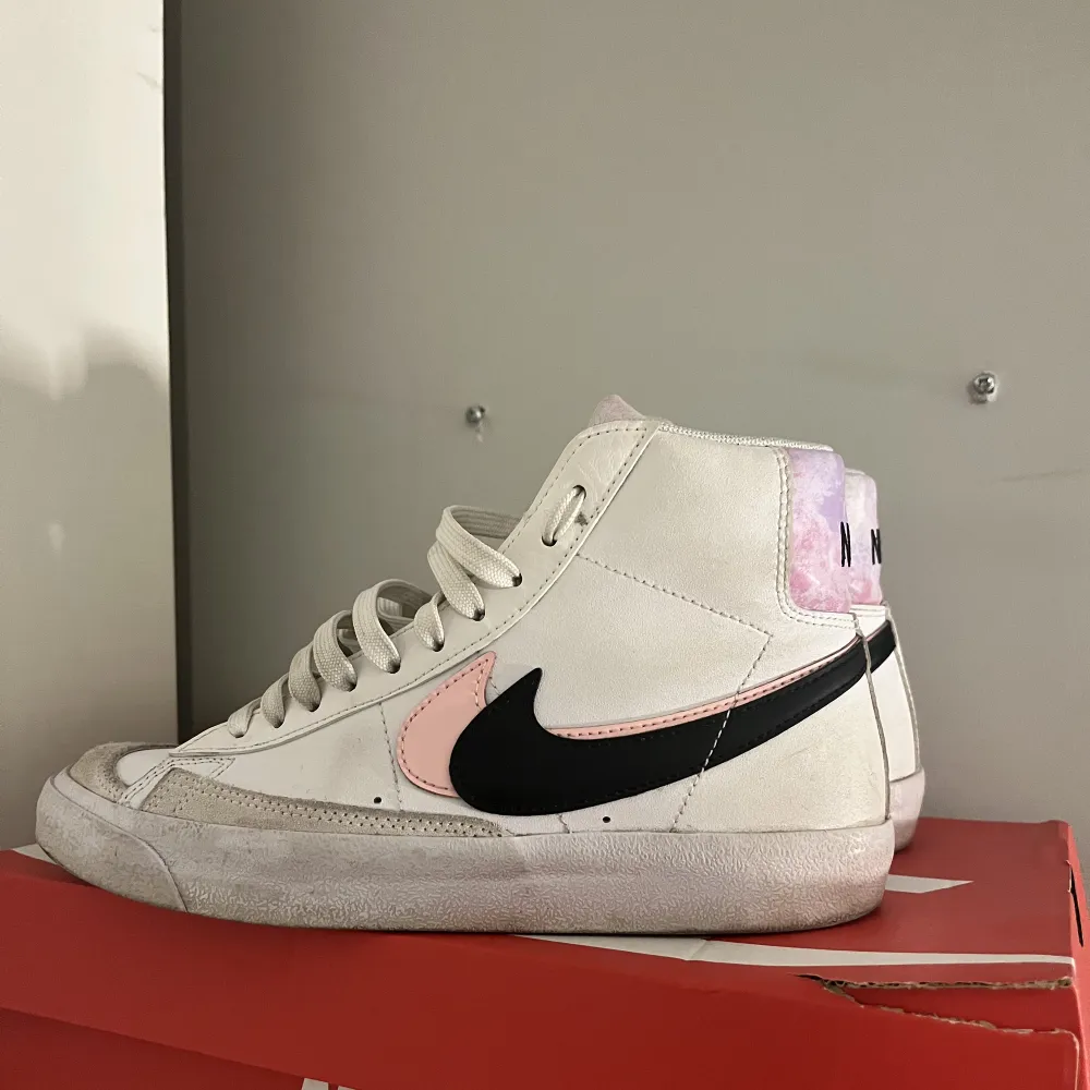 Jättesnygga Nike blazers, knappt använda. Det är för stora för mig så därflr väljer jag att sälja de! Låda medföljer. Priset kan diskuteras vid snabb affär. Slutsålda på alla ställen jag kollat! Köparen står för frakten💞. Skor.