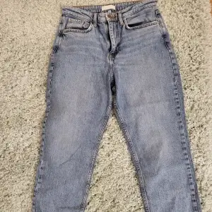 Högmidja jeans i ankellängd i storlek 38
