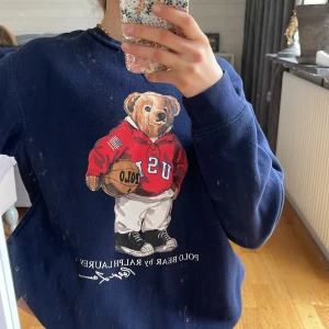 Polo Ralph Lauren sweatshirt  - En sweatshirt från Ralph lauren med polo bear. I fint skick. Storlek L/G (14-16) år men passar som en S. 