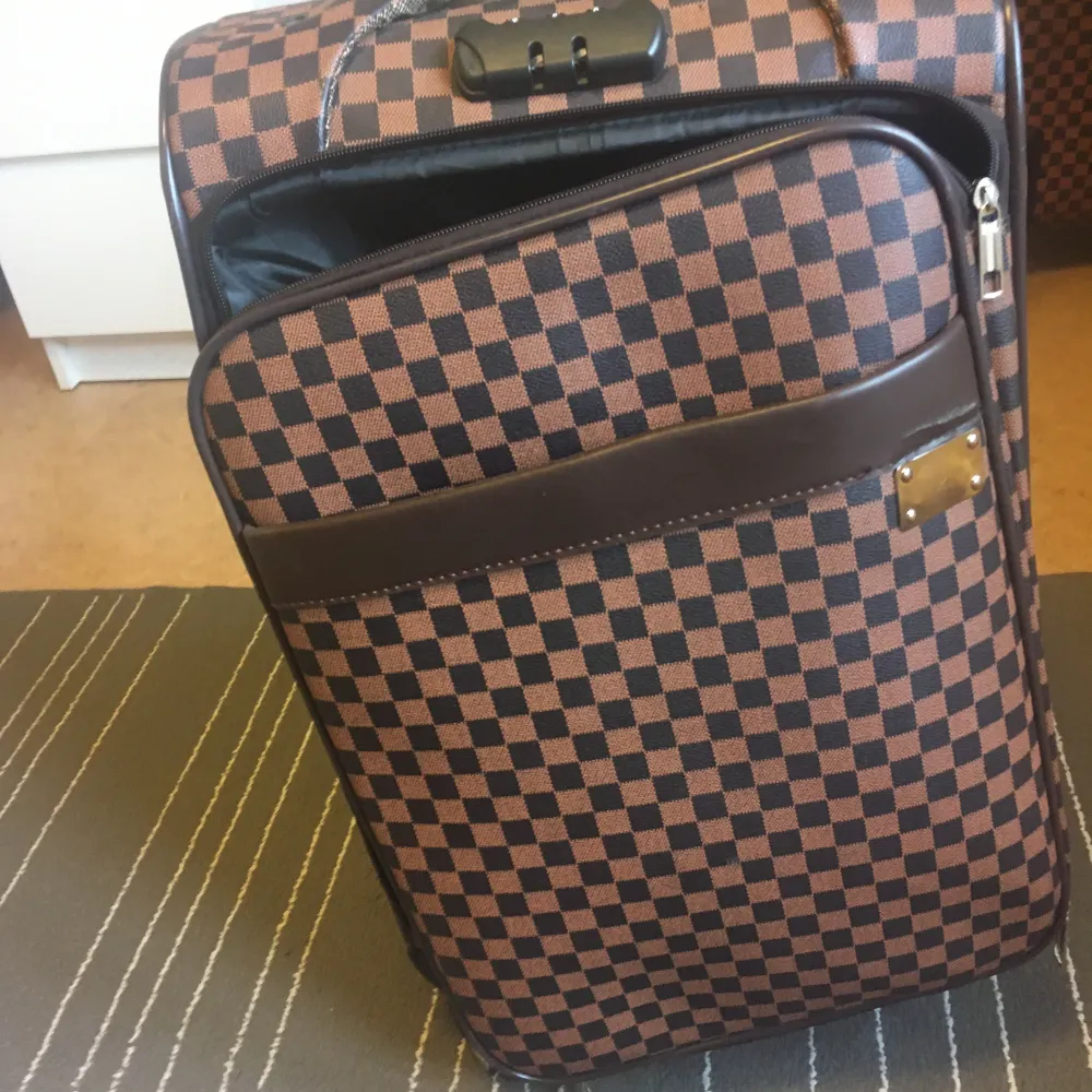 Louis Vuitton liknande resväska. Höjd: 55 cm Bredd: 36 cm djup: 24 cm. Väskor.