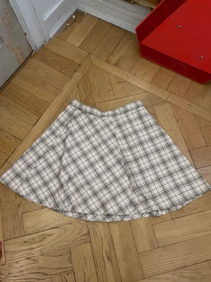 Kjol - Söt rutig kjol från monki, säljer pga den e min syrras o hon vill inte ha den! Kontakta vid frågor elr fler bilder🙌