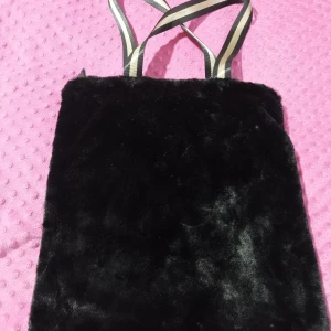 En shop väska  - Nya med prislappar, från dollar stor. 