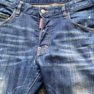 Dsquared2 - ”Skater Jeans” Blue with Red dots - Sparsamt använd sedan Oct 2022. Ordinarie pris: 5.311 KR   Pris: 1.900  Storlek: 48it Skick: 9.5/10  Kvitto från Miinto finns vid intresse. 