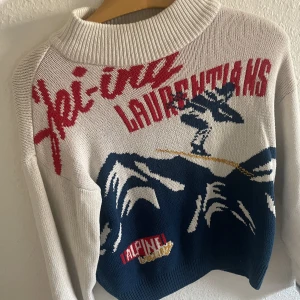 Stickad tröja  - Fin stickad tröja med skid tryck från Gina tricot. Använd men i fint skick.