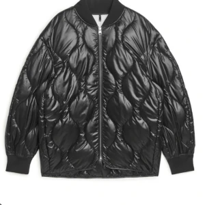 Slutsåld bomberjacka dunjacka hm - Glansig bomberjacka/dunjacka från hm. 100% polyester. Slutsåld och har varit populär. Använd men bra skick. Lapp i nacken är bortklippt, därför kan jag inte se storlek men skulle gissa på en oversized s/m.