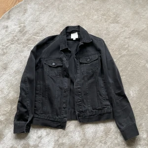 Svart Jeansjacka  - En svart jeansjacka från H&M. Storlek: S