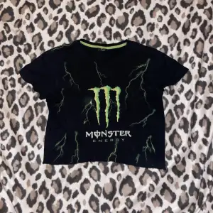 T-shirt med tryck av Monster, storlek xs men skulle säga närmare S ⭐️ och lite croppad. Bra skick knappt använd! Pris kan diskuteras💓