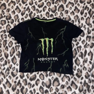 monster t-shirt - T-shirt med tryck av Monster, storlek xs men skulle säga närmare S ⭐️ och lite croppad. Bra skick knappt använd! Pris kan diskuteras💓
