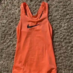 Rosa linne från Nike i storlek xs. Kontakta mig vid frågor. 
