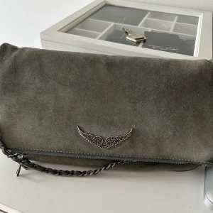 Zadig & Voltaire  - Zadig väska i färgen grön fint skick, pris diskuteras ej det är det priset som gäller. 