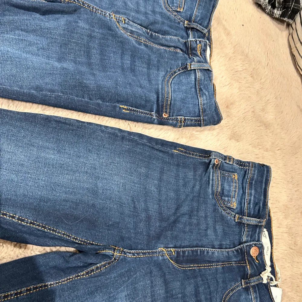 Två blåa helt nya Molly jeans, ett par har jag testat en gång dom andra är helt nya. 200 st och båda för 350 båda är i storlek s. Jeans & Byxor.
