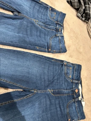 2 par Molly jeans  - Två blåa helt nya Molly jeans, ett par har jag testat en gång dom andra är helt nya. 200 st och båda för 350 båda är i storlek s