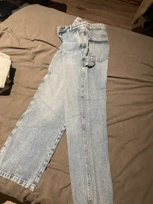 Jätte fina ljusblå cargo jeans från Zara. Nästintill oanvända och med det väldigt fint skick. De är i storlek 40/M💖