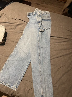 Cargo jeans - Jätte fina ljusblå cargo jeans från Zara. Nästintill oanvända och med det väldigt fint skick. De är i storlek 40/M💖