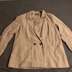 Storlek:42 men skulle säga att det ör mer åt storlek M hållet i armar. - En fin kavaj som är rätt lång så den täcker över rumpan, har bara använts få gånger då det inte är min stil men fin och bekväm.❤️