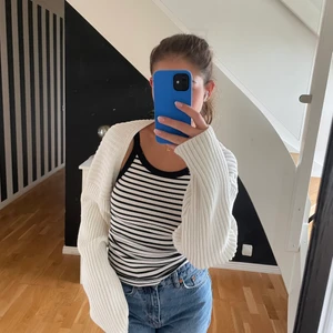 Croppad kofta!!  - Sjukt fin croppad kofta, perfekt över linnen etc. Köpt på hm och knappt använd. 