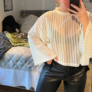 Vit blus - Säljer denna oanvända vita blusen. Halvt genomskinlig.  Nypris 399kr
