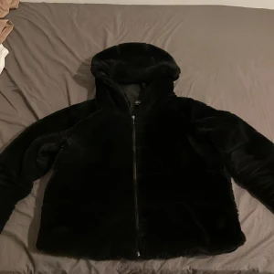 Storlek:M - En varm och fluffig jacka med luva. Luvan ör ganska stor och rymlig.❤️