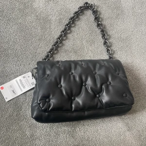 Zara väska med kedja  - Sjukt snygg väska fårn zara med grå kedja. Storlek M. Aldrig använd. 