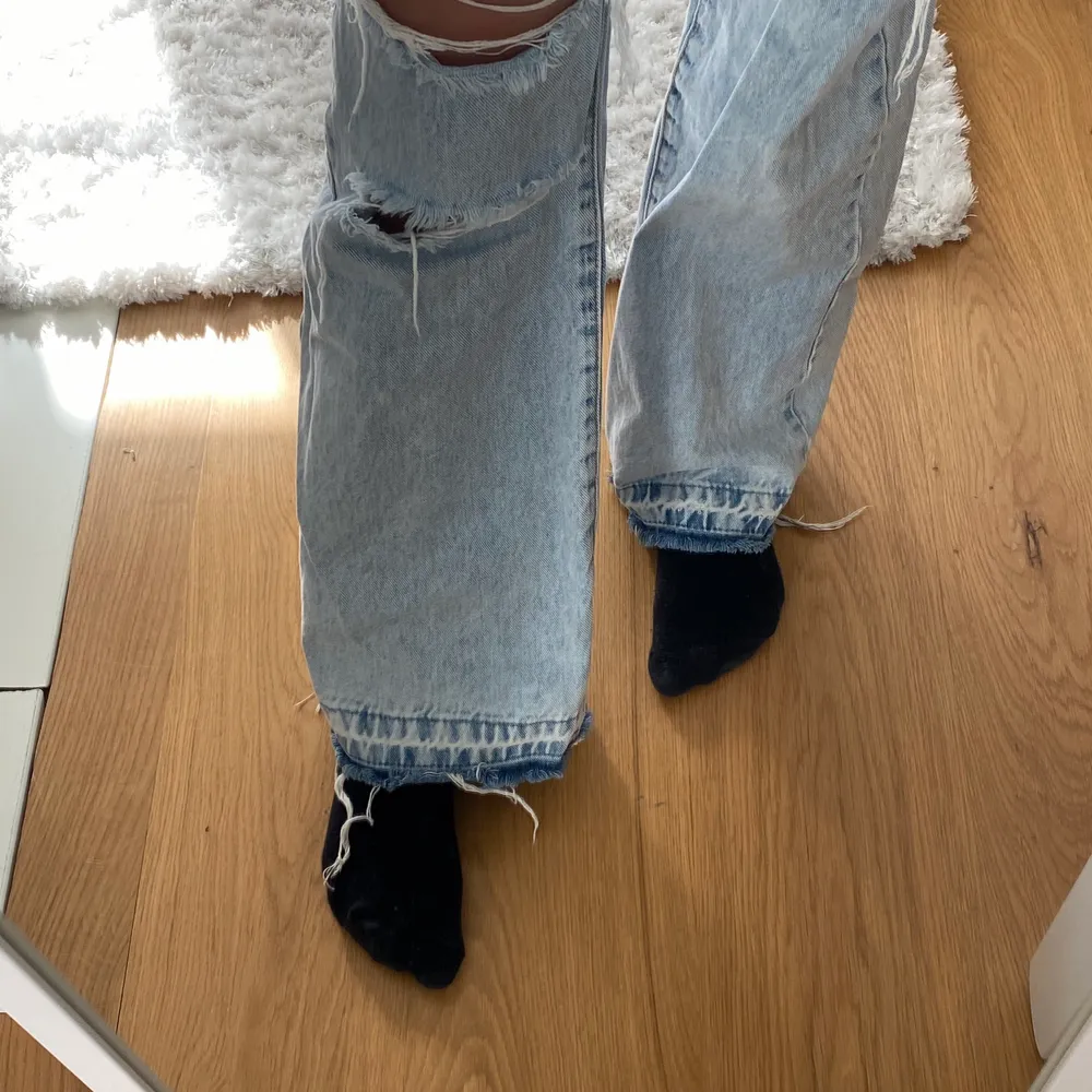 Raka jeans med slitningar från Bershka! Använda ganska många gånger med är fortfarande i mycket bra skick. Strl 34, jag är 170 cm lång.. Jeans & Byxor.
