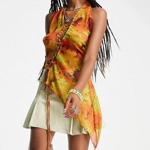 Jaded London Topp - Otroligt fin Jaded London topp men tyvärr för öppen för mig. Helt oanvänd och fortfarande i förpackning. Storlek 36 passar XS-M.  Ordinarie pris 639kr. Kan mötas upp i Stockholm. 