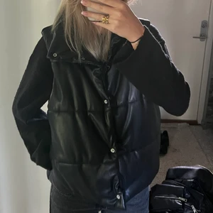 Skinnväst - Säljer denna snygga väst från NA-KD😍