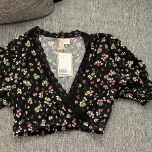 Crop top - Från H&M. Helt ny med tags 🌸