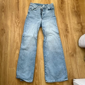 Blå 70tals jeans - Dessa högmidjade blåa jeansen är så snygga! De har små fickor vilket verklgien speglar ens former bra! De är utsvängda ner till benen och de sitter fint överallt! Designen finns inte längre kvar men jag köpte dem för 479kr på hm, köparen står för frakten🥰