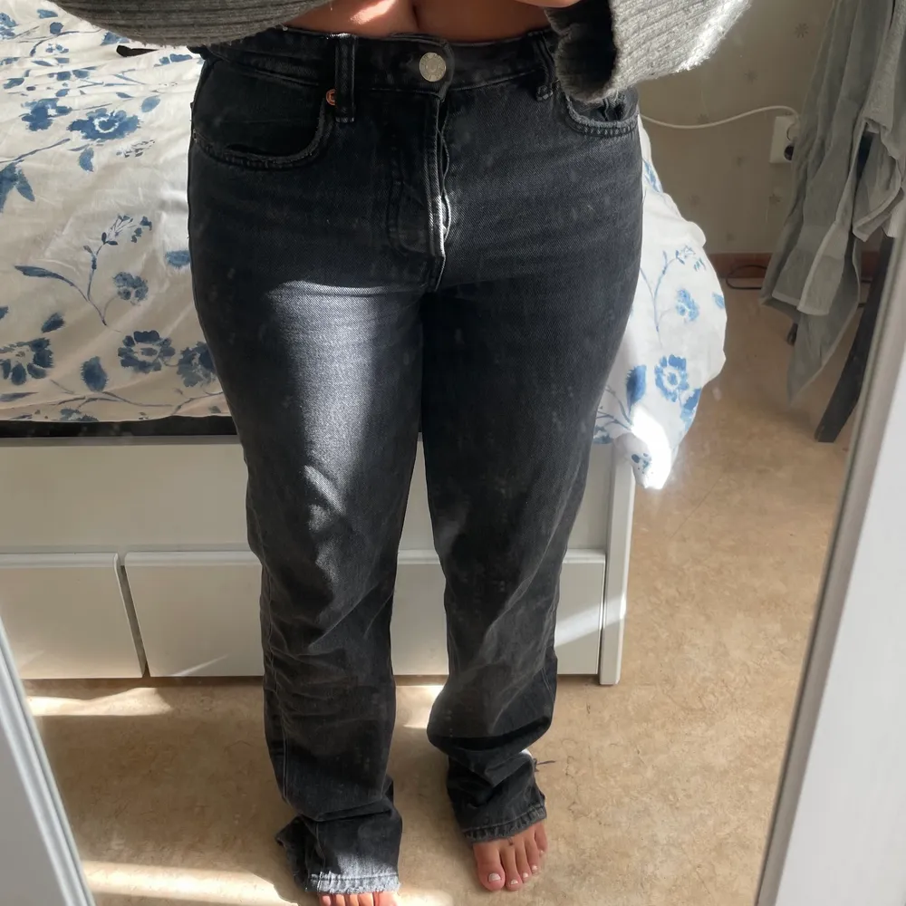Hej hej, säljer ett par raka Zara jeans i storlek 36. Bra skick men sitter för tajt kring låren för min smak,🌸 Fraktar endast💕. Jeans & Byxor.