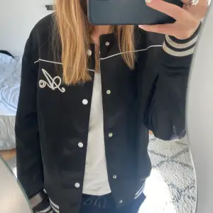 Superfin höstjacka från asos i storlek S! Betalning sker via swish🥰