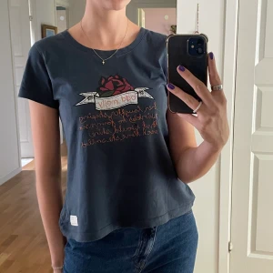 Odd Molly t-shirt - En marinblå t-shirt från Odd Molly. Kommer inte längre till användning därav säljer jag den! Den är använd men i fint skick💙💙 skriv vid intresse eller frågor