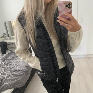 Väst Vero Moda - Väst ifrån Vero Moda använd 1 gång, storlek XS🖤