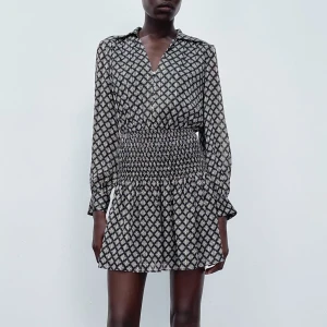 Zara klänning - Slutsåld klänning från zara i stolrek M men passar S också eftersom det är resår i midjan 🖤använd 3 gånger 📦 Frakt kostar 66 kr & är spårbar