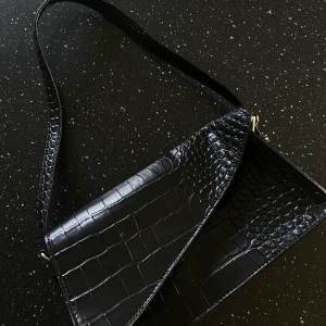 Väska  - Superfin svart läder Väska, knappt använd så super fint skick!