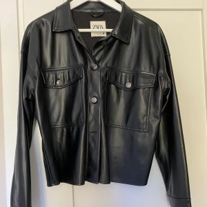 Overshirt / skjorta i skinn  - Overshirt/skjorta i skinn från zara. bara använts ett fåtal gånger🖤 