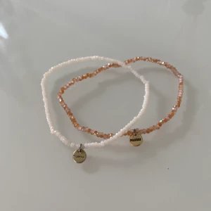 Två armband från Pilgrim - Säljer två söta armband från Pilgrim! Knappt använda 🌸 Frakten blir 13kr för ett frimärke som köparen står för. 