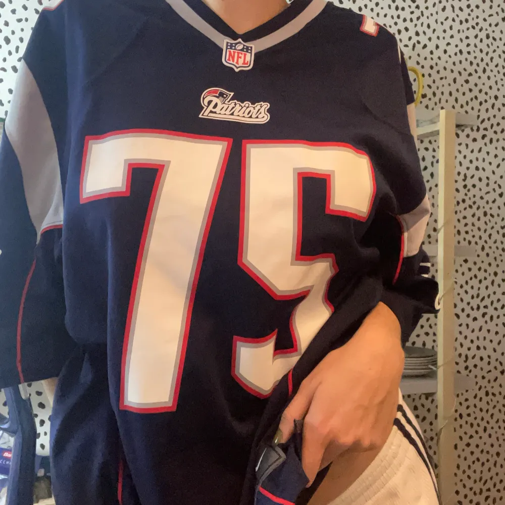 Så cool Jersey från NFL new England Patriots🖤 i strl XL så beroende på önskad passform kan den sitta lite olika, jag är 38/M och 177 lång och skulle nästan kunna använda denna som klänning😊. T-shirts.