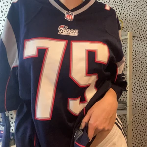NFL Jersey - Så cool Jersey från NFL new England Patriots🖤 i strl XL så beroende på önskad passform kan den sitta lite olika, jag är 38/M och 177 lång och skulle nästan kunna använda denna som klänning😊