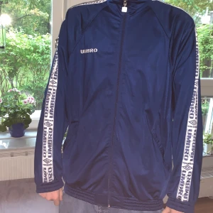 Umbro tracksuit zipper - Mörklblå umbro zipper som länge har varit en favorit men som jag nu har tröttnat på  Möts i centrala Stockholm  Priset kan diskuteras
