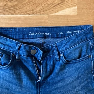 Calvin Klein jeans - Jättesnygga CK jeans som tyvärr blivit för små!   Frakt står köparen för. Betalning sker via swish. Postas med postnord.