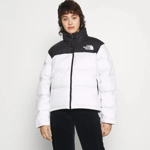 The north face jacka - Intressekoll på en jättefin the north face jacka! Köpt förra vintern för 3500kr. Pris går att diskutera. Skicka för fler bilder och frågor.🤍