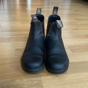 Blundstone 500 - I princip nya blundstone 500. Använda en säsong, mörkbruna. Köparen står för frakten.