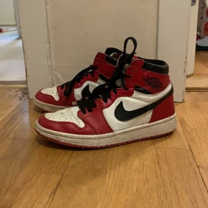 Svart röda jordans strl 38 - Lite söndriga men dom funkar ftf jätte bra. Lite rispiga vid hälen dock! Vet it om dom är riktiga,