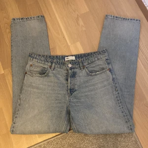 Trendiga Zara Jeans - Säljer dessa trendiga Zara jeans, Ljusblå midrise. Säljer då jag köpte i för stor storlek så dem kommer sällan till användning. Dem är sparsamt använda och i mycket bra skick. 200kr+frakt. 💗💗Kom privat för fler bilder