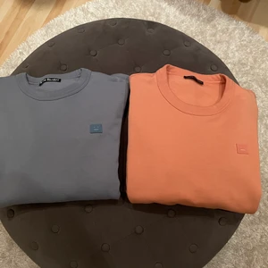 Acne studios crew neck S - Fina Acne sweatshirt i färgen baby blue och peach! Str S men sitter lite oversize. Sparsamt använd och utan några skador eller defekt!  Nypris 1999kr styck mitt pris 700 kr eller 1300 för båda 