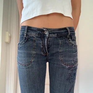 Y2k jeans - Jätte snygga jeans med broderier på sidan 💕💕 Inneben: 84 cm (går att klippa av). Midja rakt över: 38cm