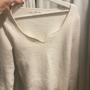 Tröja  - En jättesöt mjuk tröja från Mango. Perfekt till hösten!  Säljer då den inte kommer till användning.  Storlek M / S