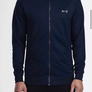 A-Z ziptröja strl. xs - Väldigt bra skick, mörkblå i träningsmaterial